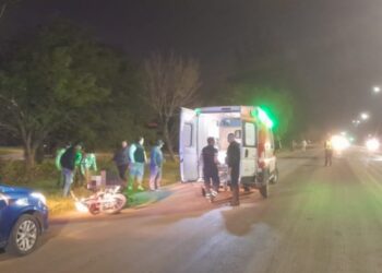 FLORENCIA: Choque entre motocicletas en Ruta 11 dejó un herido y dos menores involucrados.