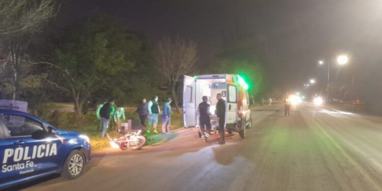 FLORENCIA: Choque entre motocicletas en Ruta 11 dejó un herido y dos menores involucrados.