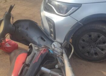 Colisión entre auto y moto en Las Toscas: una mujer resultó herida.