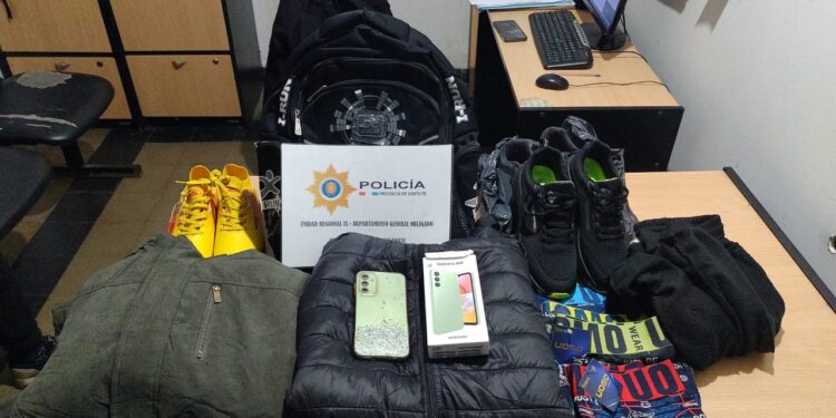 LAS TOSCAS: INVESTIGAN ROBO A UN LOCAL COMERCIAL Y RECUPERAN PARTE DE LOS ELEMENTOS SUSTRAÍDOS.