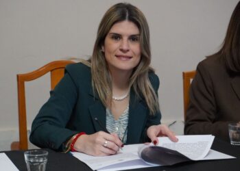 Mancini firmó un convenio con la UNL