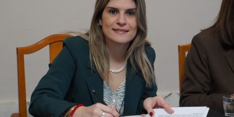 Mancini firmó un convenio con la UNL