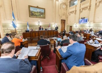 La Comisión de Poder Legislativo y Poder Ejecutivo avanza con el tratamiento de diferentes artículos.