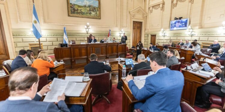 La Comisión de Poder Legislativo y Poder Ejecutivo avanza con el tratamiento de diferentes artículos.