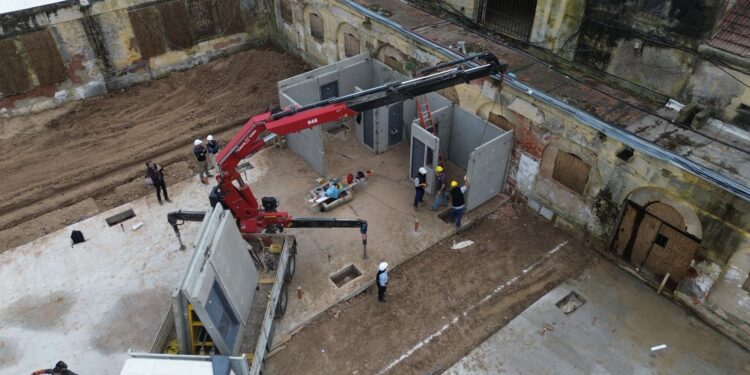 Cárcel de Coronda: Provincia comenzó a montar los nuevos pabellones de aislamiento.