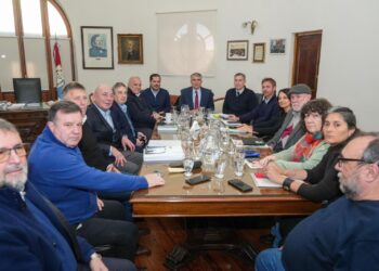 Provincia ofreció a los estatales un aumento semestral del 7 %, con piso mínimo garantizado de 40 mil pesos en los primeros meses.