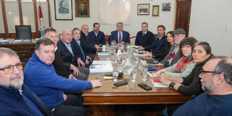 Provincia ofreció a los estatales un aumento semestral del 7 %, con piso mínimo garantizado de 40 mil pesos en los primeros meses.