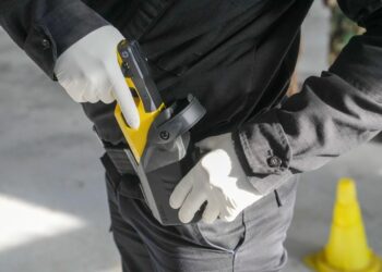 Seguridad: Santa Fe comenzó la formación de policías en el uso de pistolas Taser.