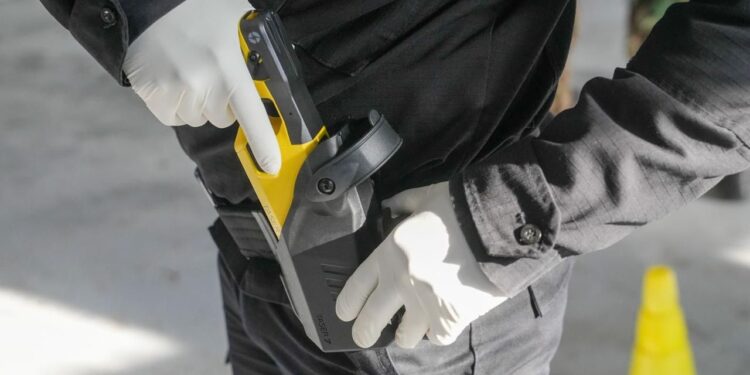 Seguridad: Santa Fe comenzó la formación de policías en el uso de pistolas Taser.