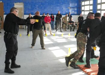 El Gobierno Provincial proyecta que desde septiembre policías de Rosario y de Santa Fe porten las Taser.