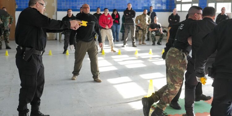 El Gobierno Provincial proyecta que desde septiembre policías de Rosario y de Santa Fe porten las Taser.