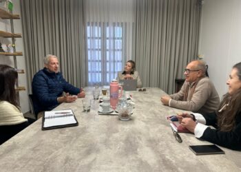 Más de 2.600 docentes se capacitan en el uso de Inteligencia Artificial.