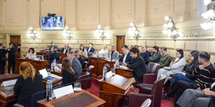 La Comisión de Régimen Municipal presentó dictamen sobre cláusulas transitorias.