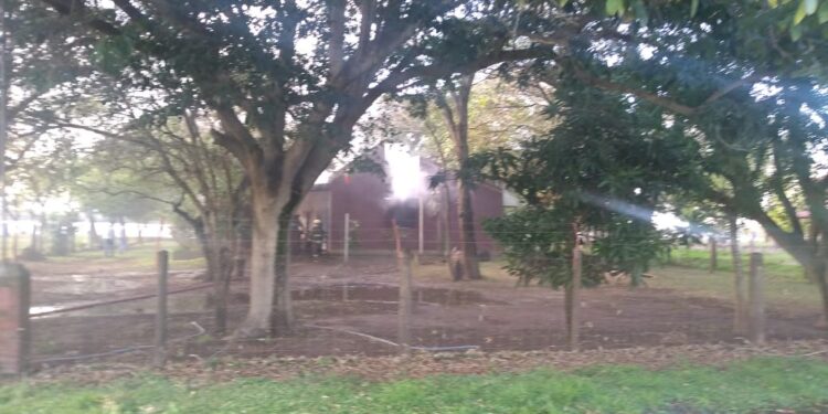 INCENDIO DE VIVIENDA EN PUERTO RECONQUISTA: SOLO DAÑOS MATERIALES.