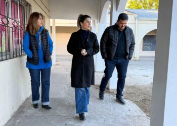 Mancini entregó herramientas para la huerta escolar en la Escuela N° 513.