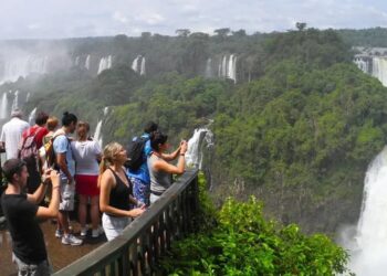 El 12 de octubre, en la mira: Gobierno analiza si se traslada al viernes 10 o al lunes 13.