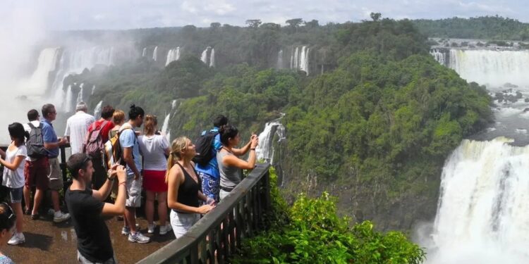 El 12 de octubre, en la mira: Gobierno analiza si se traslada al viernes 10 o al lunes 13.