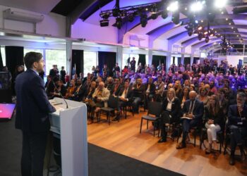 “En Santa Fe nos ocupamos de lo importante: planificar, trabajar junto al sector privado y ser eficientes”.