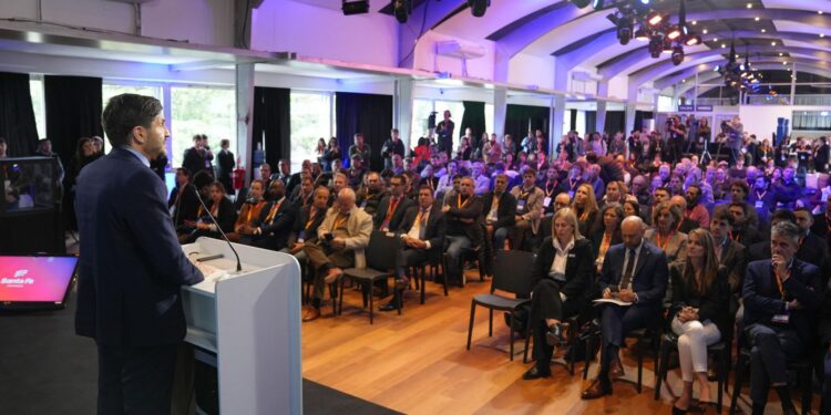 “En Santa Fe nos ocupamos de lo importante: planificar, trabajar junto al sector privado y ser eficientes”.
