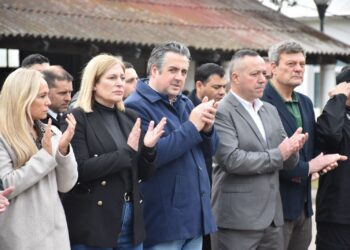 Provincia entregó a la Policía 5 minibuses con toda la tecnología para trabajar en investigación criminal.