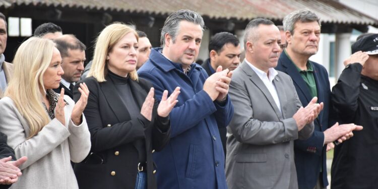 Provincia entregó a la Policía 5 minibuses con toda la tecnología para trabajar en investigación criminal.