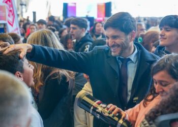 Pullaro destacó “la iniciativa e innovación de alumnos y docentes” en la Feria de Comunidades de Aprendizajes.