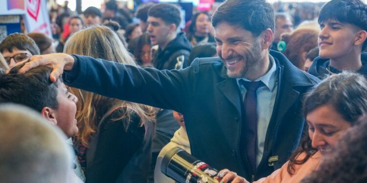 Pullaro destacó “la iniciativa e innovación de alumnos y docentes” en la Feria de Comunidades de Aprendizajes.