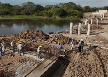 Para una futura conexión con Corrientes, el Gobierno Provincial construye un nuevo puente sobre arroyo El Pindó.