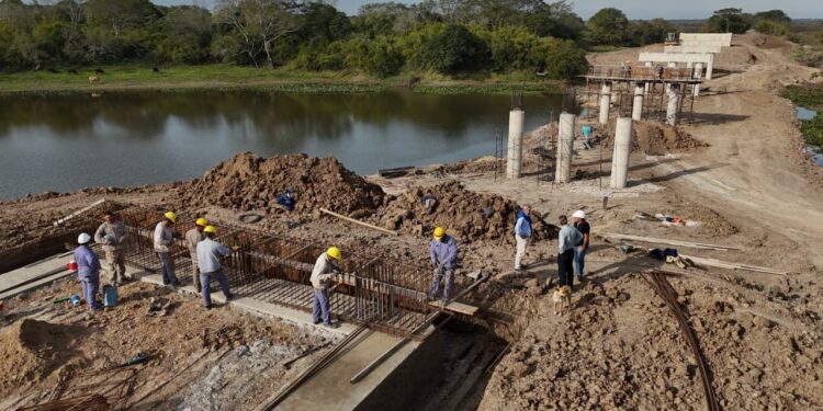 Para una futura conexión con Corrientes, el Gobierno Provincial construye un nuevo puente sobre arroyo El Pindó.