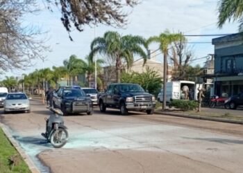 Motocicleta se incendió en plena Avenida San Martín en Villa Ocampo.