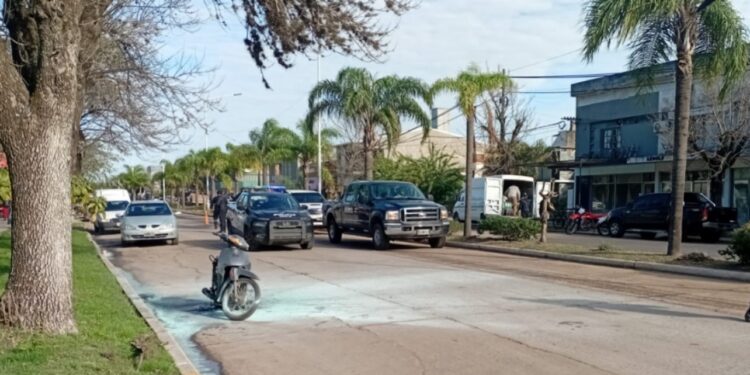 Motocicleta se incendió en plena Avenida San Martín en Villa Ocampo.