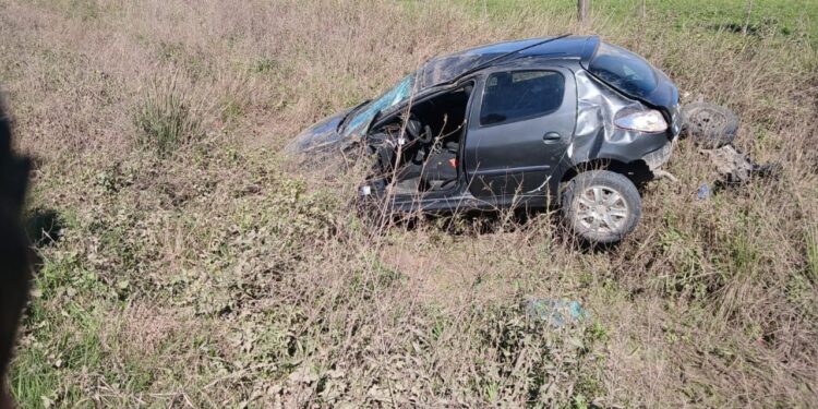  Reconquista: Mujer volcó con su auto en Ruta 1 y A009 pero resultó ilesa.