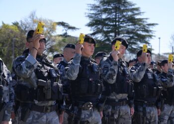 Scaglia entregó Taser a la Policía de Rosario: “Invertimos en equipamiento porque para esta gestión la seguridad es irrenunciable”.