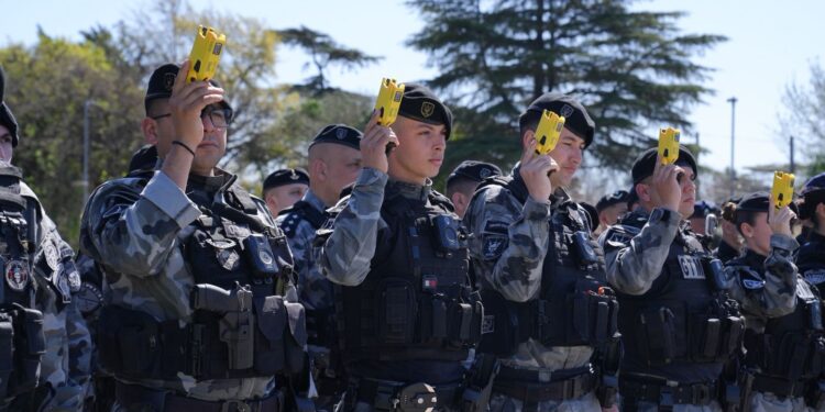 Scaglia entregó Taser a la Policía de Rosario: “Invertimos en equipamiento porque para esta gestión la seguridad es irrenunciable”.