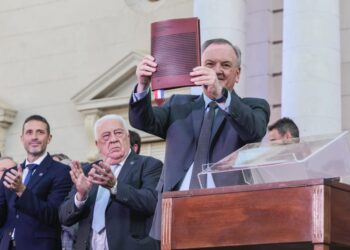 Autoridades de los tres poderes, representantes de la sociedad civil y vecinos ya juraron la nueva Constitución de la Provincia.