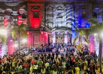 Noche de los Museos: Pullaro dio la bienvenida al público que participó del primer desfile nocturno de la provincia y visitó Casa de Gobierno.