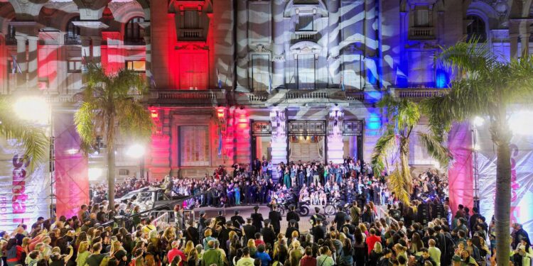 Noche de los Museos: Pullaro dio la bienvenida al público que participó del primer desfile nocturno de la provincia y visitó Casa de Gobierno.