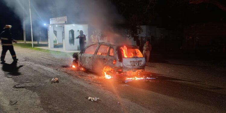 Incendio de automóvil en El Sombrerito: solo daños materiales.
