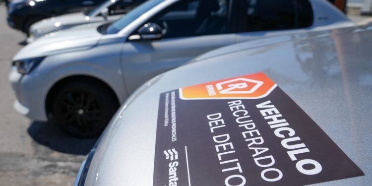 Exhibieron en la Costanera santafesina vehículos incautados al delito que serán subastados este jueves en la Estación Belgrano.