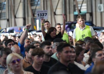 Pullaro: “Con esta subasta única en el país le demostramos a los delincuentes que la plata ilegal que hicieron no les sirve para nada”.