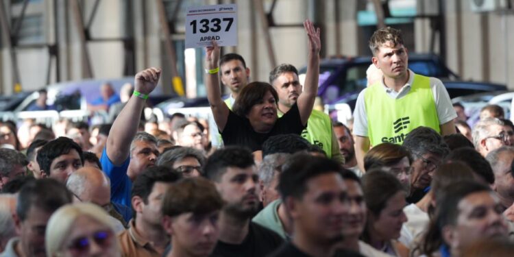 Pullaro: “Con esta subasta única en el país le demostramos a los delincuentes que la plata ilegal que hicieron no les sirve para nada”.