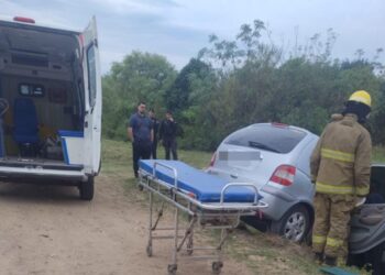 RECONQUISTA: Automóvil cayó a una cuneta y una mujer fue hospitalizada.