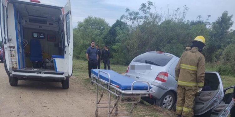 RECONQUISTA: Automóvil cayó a una cuneta y una mujer fue hospitalizada.