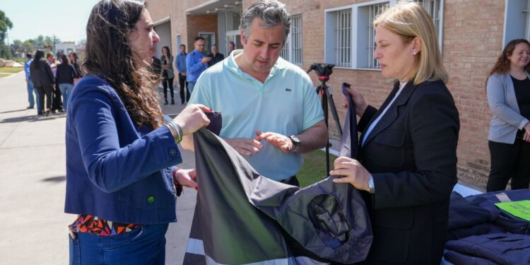Scaglia encabezó la entrega de uniformes para el personal del Servicio Penitenciario.