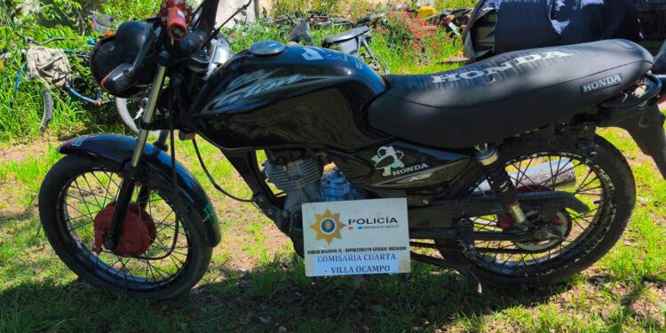 VILLA OCAMPO: RECUPERAN MOTOCICLETA ROBADA EN TACUARENDÍ.