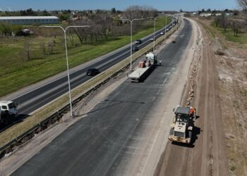 Con trabajos nocturnos Provincia avanza en la construcción del tercer carril de autopista, que ya tiene 40 % de ejecución.