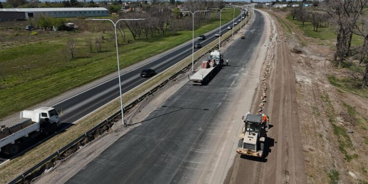 Con trabajos nocturnos Provincia avanza en la construcción del tercer carril de autopista, que ya tiene 40 % de ejecución.