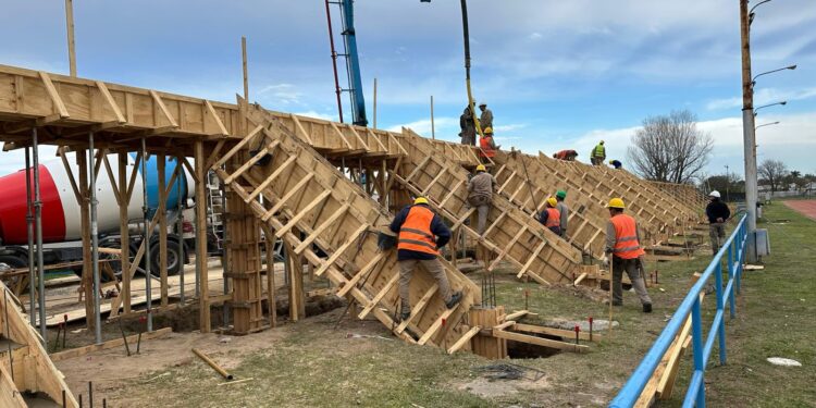 Juegos Suramericanos 2026 en Santa Fe: la nueva pista del CARD comienza a mostrar sus tribunas.