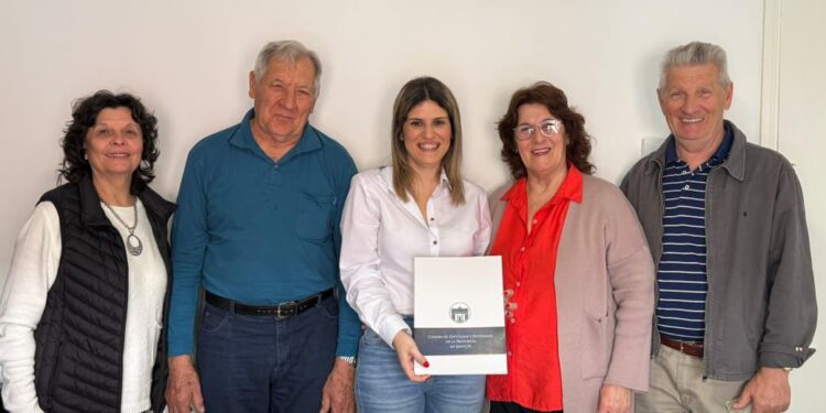 “Mancini firmó un convenio con el Club de Abuelos de Villa Ocampo”.