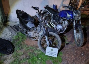 Las Toscas: efectivos policiales detuvieron a dos jóvenes por robo y secuestraron elementos de interés.